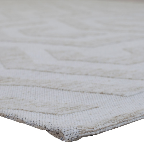 Teppich Metrix in hellem Beige zeigt ein geometrisches Design in verschiedenen Formen. Er hat die Maße 155 x 230 cm und ist für 249,00 € erhältlich.