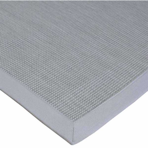 Grauer Outdoor-Teppich mit Einfassung zeigt ein flaches Gewebe. Er liegt auf einem neutralen, hellen Hintergrund und ist für individuelle Maßanfertigungen konzipiert.