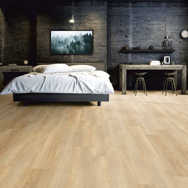 Helle, natürliche Eichenholzoptik auf dem Klick-Vinylboden zeigt verschiede Holzmaserungen. Die Oberfläche wirkt glatt und modern, ideal für Wohnräume oder Büros.