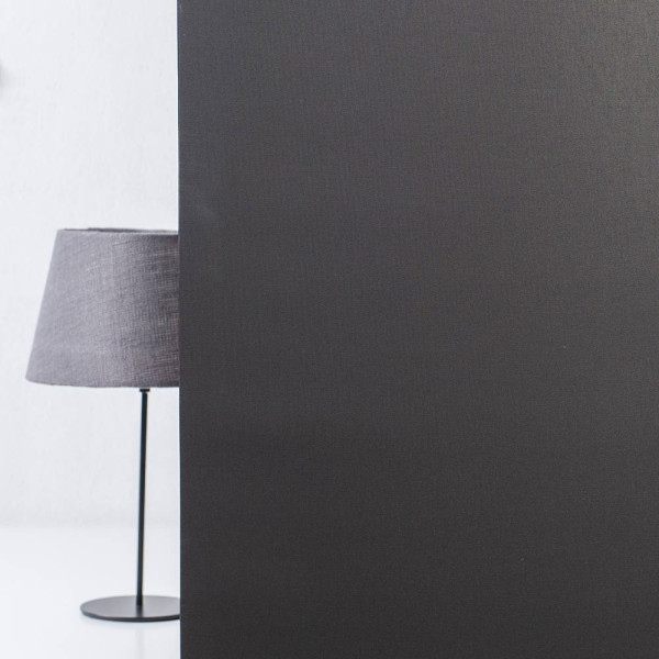 Dunkler, strukturierter Stoff mit feiner Textur und gleichmäßiger Oberfläche. Der Stoff vermittelt ein Gefühl von Tiefe und ist vielseitig einsetzbar für verschiedenste textile Anwendungen.