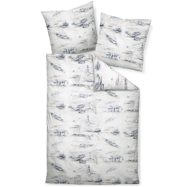 Bettwäsche mit maritimem Design zeigt Boote, Leuchttürme und Möwen in sanften Blau- und Grautönen. Die Garnitur umfasst einen Bettbezug und zwei Kissenbezüge, die sanft drapiert sind.