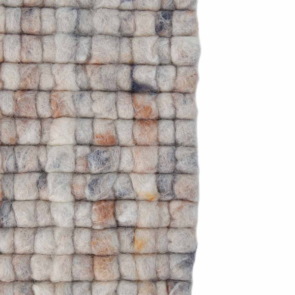 Zarter Webteppich in Beige, bestehend aus Schurwolle. Die strukturierte Oberfläche zeigt kleine, runde Muster und verleiht dem Raum eine gemütliche Atmosphäre. Ideal für nachhaltige Einrichtungsstile.