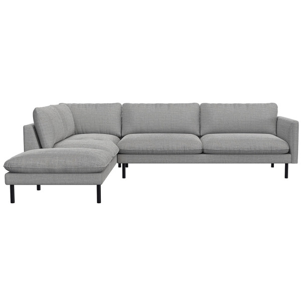 Grau, modernes Ecksofa BOLZANO mit offenem Ende steht auf schwarzen Metallbeinen. Es besitzt große, weiche Kissen und bietet Platz für mehrere Personen. Ideal für ein gemütliches Wohnzimmer.