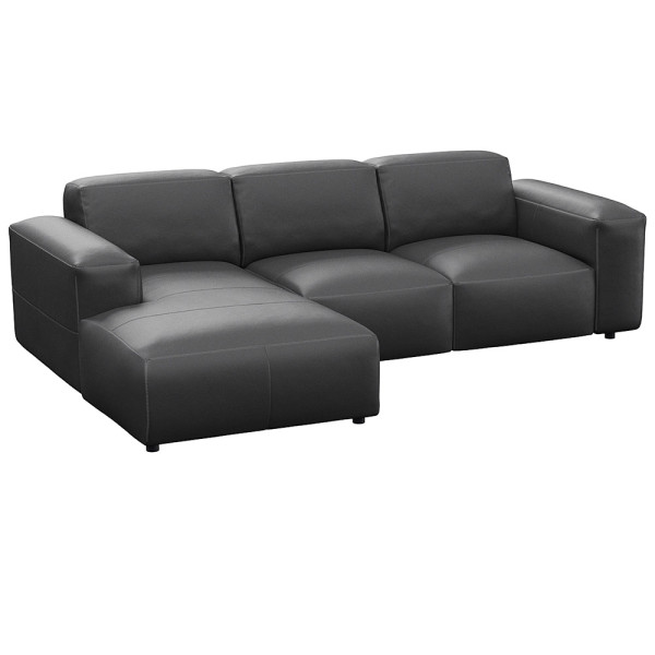 Graues Sofa LUCERA mit Chaiselongue. Es besteht aus hochwertigen Materialien und bietet eine moderne, komfortable Sitzgelegenheit für Wohnzimmer. Das Design ist geradlinig und ansprechend.