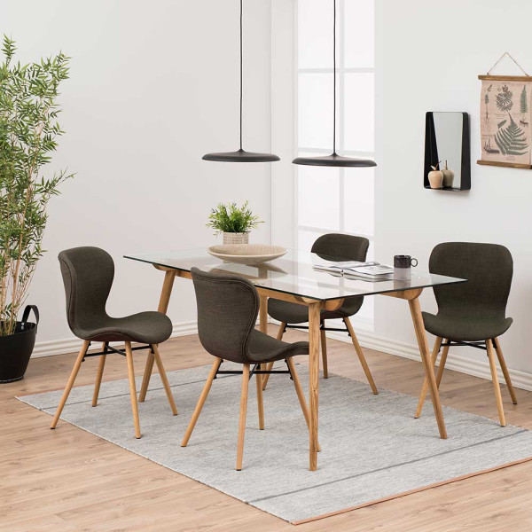 Esszimmerstuhl Beate in khaki steht mit gepolsterter Sitzfläche und Holzbeinen auf einem weißen Hintergrund. Der Stuhl ist ergonomisch geformt und eignet sich ideal für den Essbereich.