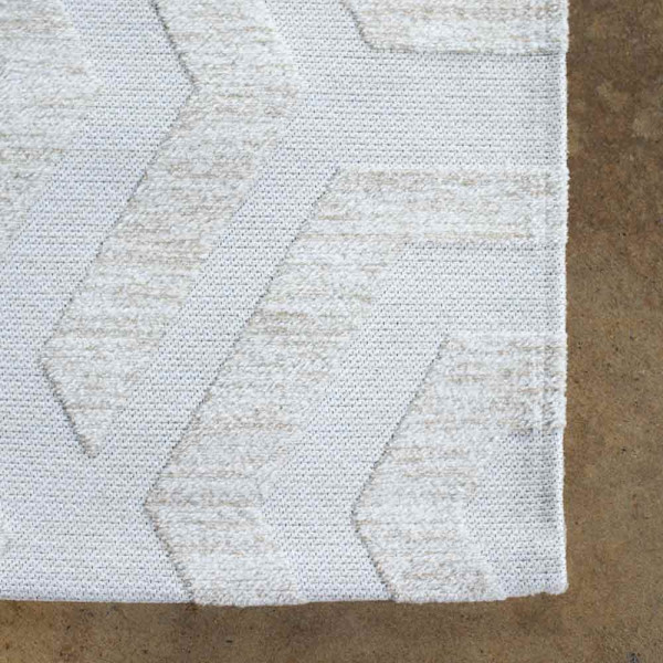 Teppich Metrix in hellem Beige zeigt ein geometrisches Design in verschiedenen Formen. Er hat die Maße 155 x 230 cm und ist für 249,00 € erhältlich.
