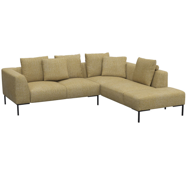 Helles, modernes Ecksofa SAVA mit offenem Ende. Das Sofa besitzt mehrere bequeme Kissen und steht auf schwarzen Metallbeinen. Es eignet sich ideal für stilvolle Wohnräume.