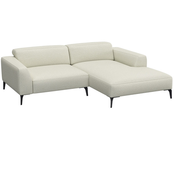 Beige Chaiselongue-Sofa mit klaren Linien und niedrigem Rücken, bestehend aus strapazierfähigem Material. Es bietet eine geräumige Liegefläche und elegante, schwarze Beine.