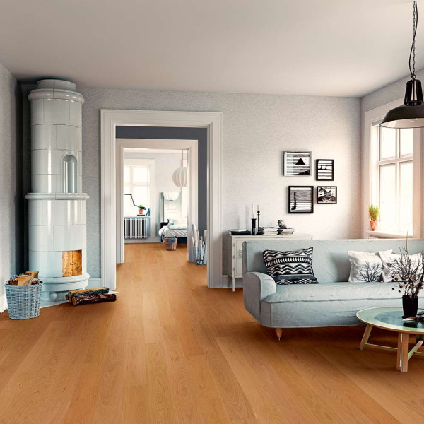 Kirsche Parkettboden in einem klassischen Landhausdesign zeigt eine natürliche Holzstruktur. Die Dielen sind geölt und verleihen dem Raum eine warme Atmosphäre.