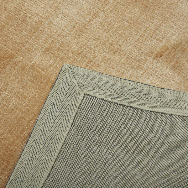 Moderner Kurzflorteppich mit einem sanften Farbverlauf von Schwarz über Braun bis Beige. Der Teppich hat eine glatte Oberfläche und eignet sich ideal für stilvolle Raumgestaltungen.