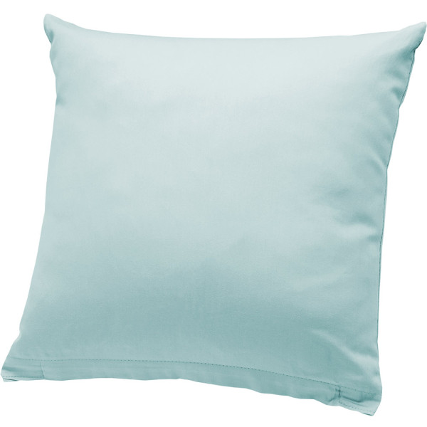 Hellblaues Kissen mit quadratischer Form liegt flach auf einer Oberfläche. Der Kissenbezug besteht aus reiner Baumwolle und hat eine glatte, satinartige Textur.
