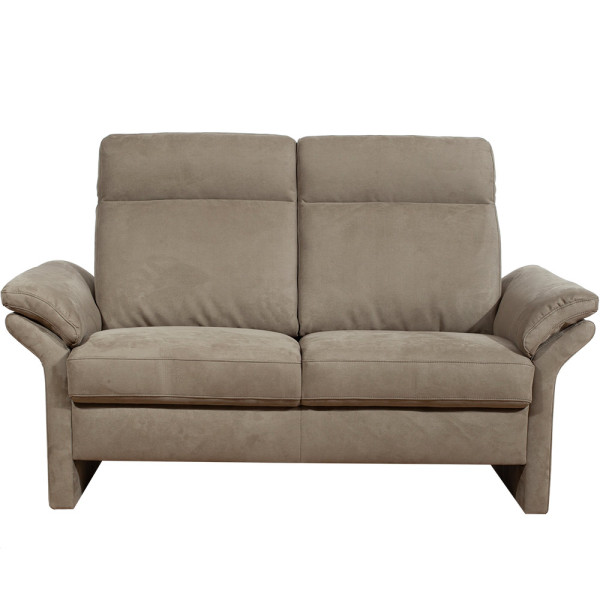Beiger 2-Sitzer Henri mit Polsterung und verstellbaren Rückenlehnen. Das Sofa hat seitliche Armlehnen und eignet sich für verschiedene Wohnräume.