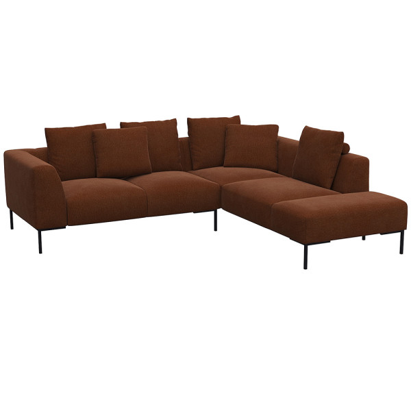 Helles, modernes Ecksofa SAVA mit offenem Ende. Das Sofa besitzt mehrere bequeme Kissen und steht auf schwarzen Metallbeinen. Es eignet sich ideal für stilvolle Wohnräume.