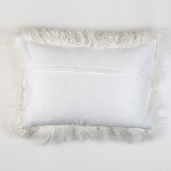 Gemütliche Kissenhülle aus echtem Lammfell in Weiß. Das Kissen hat eine flauschige Oberfläche und misst 40 x 60 cm. Es eignet sich zur Dekoration und bietet besonderen Komfort.