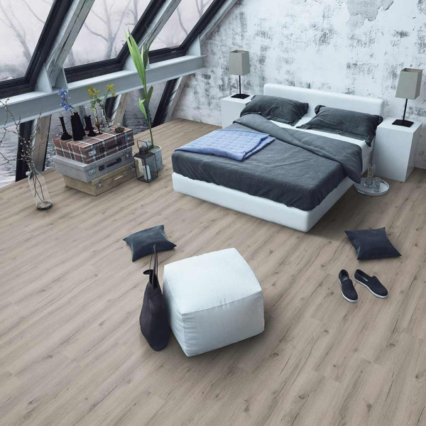 Heller Vinylboden im Dekor Eiche Pistasia mit natürlicher Holzoptik. Der Bodenbelag zeigt verschiedene Holzmaserungen und ist für Klebeanwendungen vorgesehen.