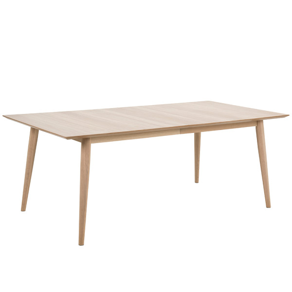 Massiver Ausziehtisch mit einer rechteckigen Tischplatte und schmalen, konischen Beinen. Er ist in einem hellen Holzton gestaltet und eignet sich optimal für Esszimmer.