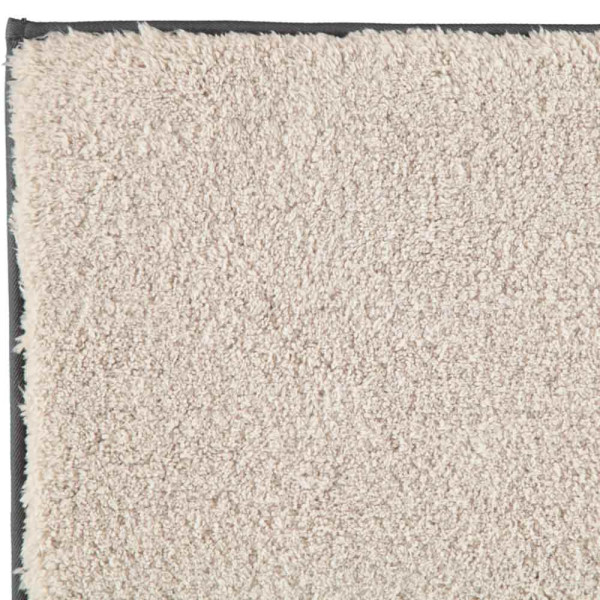 Heller Badteppich aus weichem Material in quadratischer Form mit flauschiger Oberfläche. Der Teppich ist in verschiedenen Farben erhältlich und wird als dekoratives Element im Badezimmer genutzt.