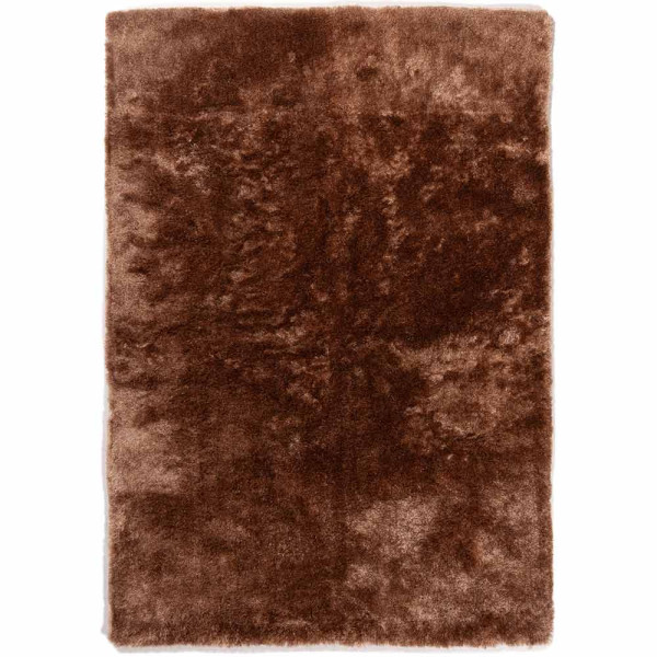 Hochflor-Teppich in brauner Farbe liegt auf einem Boden. Der Teppich zeigt eine weiche, flauschige Textur und hebt sich deutlich vom Untergrund ab. Er ist in einem eleganten Design konzipiert.