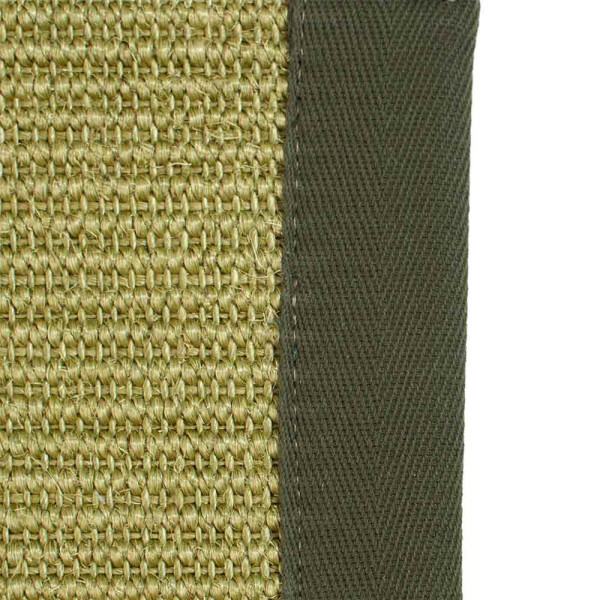 Sisal-Teppich in sanften Grüntönen hat eine strukturierte Oberfläche. An der Seite verläuft ein dunkles, gewebtes Band, das den Teppich einfängt. Ideal für individuelle Raumgestaltung.