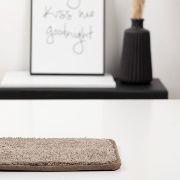 Taupefarbener Kurzflor-Webteppich mit flauschiger Oberfläche. Der Teppich eignet sich für individuelle Maßanfertigungen und wird aus hochwertigen Materialien hergestellt. Ideal für moderne Wohnräume.