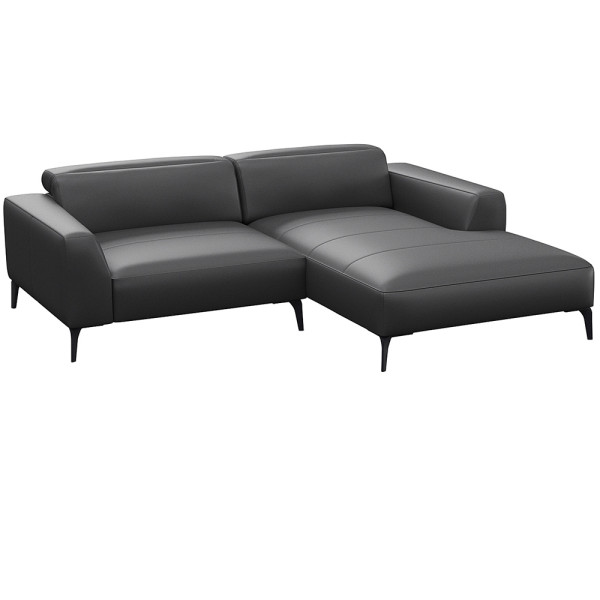 Beige Chaiselongue-Sofa mit klaren Linien und niedrigem Rücken, bestehend aus strapazierfähigem Material. Es bietet eine geräumige Liegefläche und elegante, schwarze Beine.