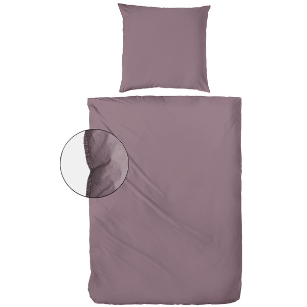 Flanell-Bettwäsche in der Farbe Mauve, bestehend aus einem Kopfkissenbezug und einem Bettdeckenbezug, liegt ordentlich auf einem Untergrund mit einer hervorgehobenen Nahtdetailansicht.