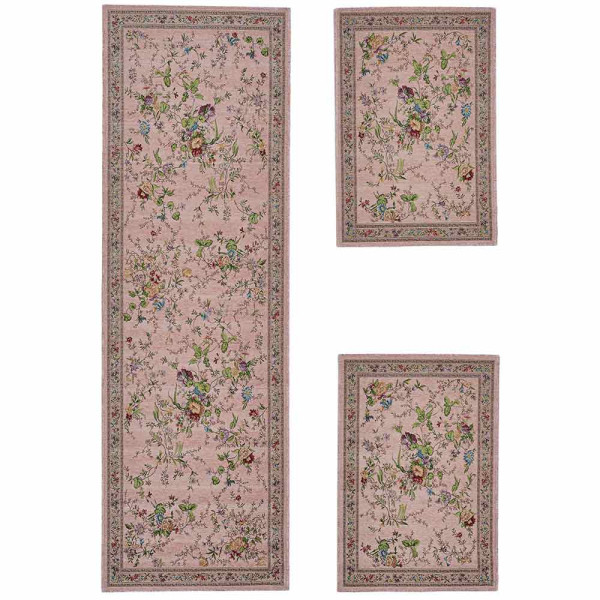Drei Teppiche mit floralen Mustern in sanften Farbtönen, angeordnet in verschiedenen Größen: ein länglicher Teppich und zwei rechteckige Teppiche. Sie verzaubern mit lebendigen Farben und zarten Designs.
