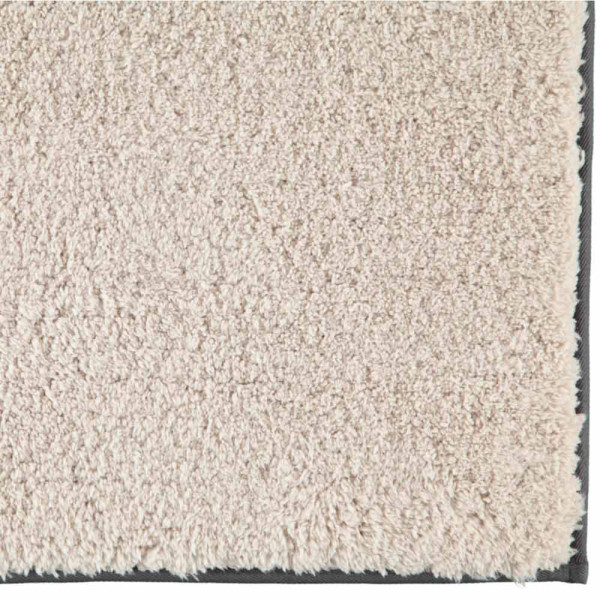 Heller Badteppich aus weichem Material in quadratischer Form mit flauschiger Oberfläche. Der Teppich ist in verschiedenen Farben erhältlich und wird als dekoratives Element im Badezimmer genutzt.