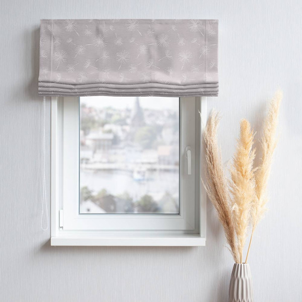 Heller Vorhangstoff in Taupe mit floralem Muster, das aus weißen Pusteblumen besteht. Der Stoff ist blickdicht und kann individuell konfektioniert werden.