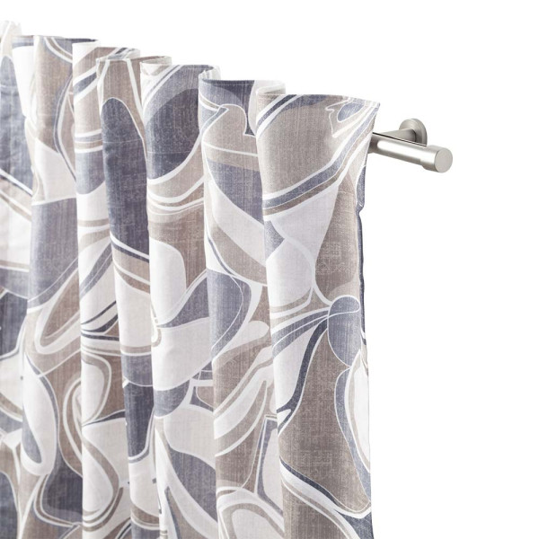 Fertiggardine Johann mit einem aufregenden Muster hängt an einer silbernen Stange. Die Farben umfassen Beige, Blau und Grau, was dem Raum eine elegante Note verleiht.