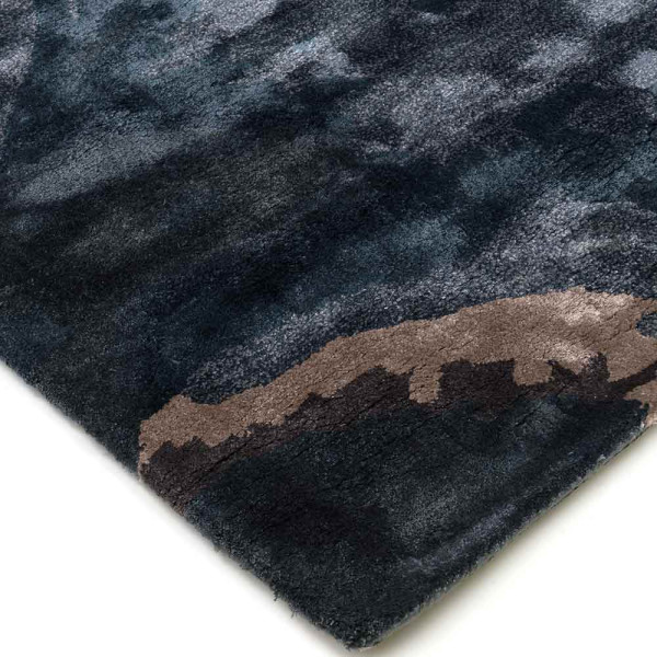 Moderner Kurzflorteppich mit Marmordesign in Blau, der sanfte Wellenmuster aufzeigt. Die Farben variieren zwischen Dunkelblau, Hellblau und Beige, was ihn zu einem stilvollen Wohnaccessoire macht.