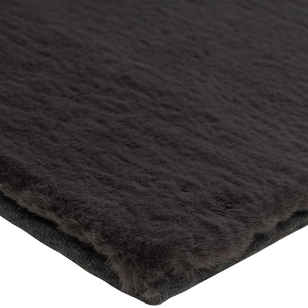 Hochflor-Teppich Anouk in Dunkelgrau zeigt eine große, gleichmäßige, schwarze Fläche. Der Teppich ist weich und sorgt für ein gemütliches Ambiente. Er steht zum sofortigen Versand zur Verfügung.