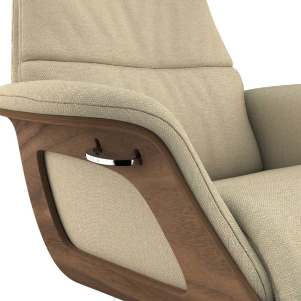 Hochwertiger Relaxsessel Clement aus Stoff in sandy beige. Der Sessel hat eine elegante Holz-Korpus und eine moderne, komfortable Form. Er steht auf einem stabilen Drehteller.