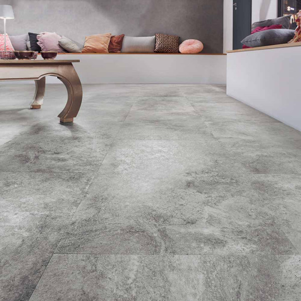 Grau-marblesierter Klick-Vinylboden zeigt große rechteckige Fliesen mit verschiedenen Nuancen, die eine natürliche Steinoberfläche imitieren. Der Boden ist ideal für moderne Innenräume.