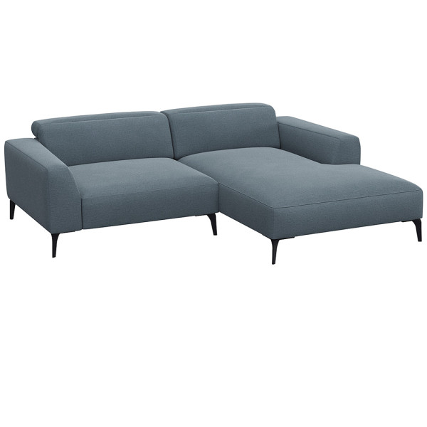 Beige Chaiselongue-Sofa mit klaren Linien und niedrigem Rücken, bestehend aus strapazierfähigem Material. Es bietet eine geräumige Liegefläche und elegante, schwarze Beine.