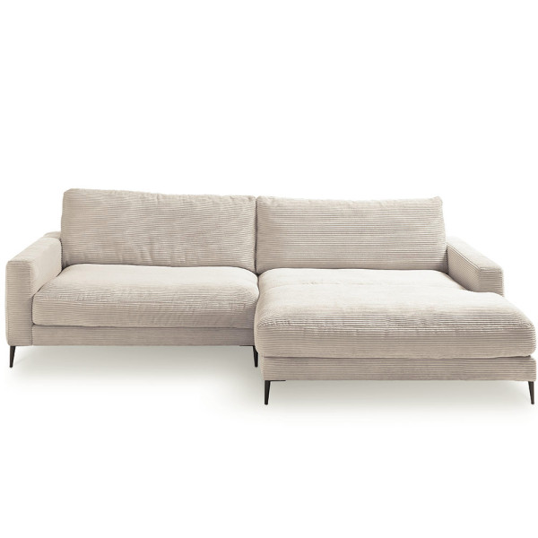 Hellbeiges Cordsofa Uptown ST2 in L-Form mit Chaiselongue rechts steht auf schmalen Metallfüßen. Es bietet großzügigen Platz zum Sitzen und Entspannen.