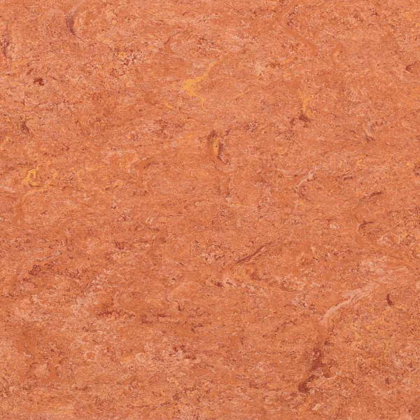Marmoriertes Linoleum in einem orangefarbenen Dekor mit schimmernden Texturen. Das Material wirkt warm und einladend und eignet sich gut für Wohnräume oder gewerbliche Anwendungen.