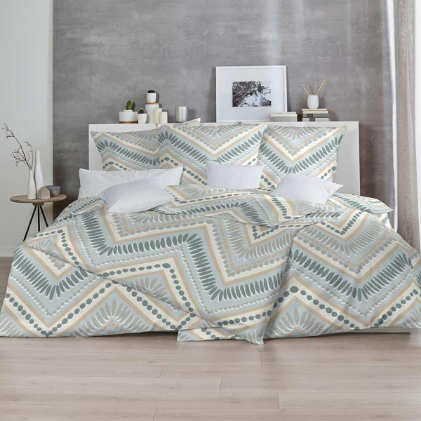 Bettwäsche im grafischen Dessin mit Chevron-Muster in Blau- und Beigetönen sowie passendem Kopfkissen. Die Renforce Baumwoll-Bettwäsche ist sofort versandfertig und kostet 30,00 €.