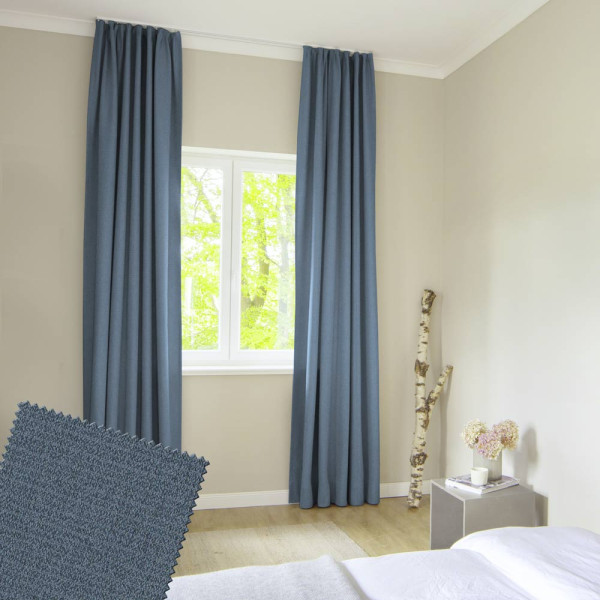 Oceanfarbener Gardinenstoff 4704 Lorenz liegt gefaltet auf einer Oberfläche. Die feine Textur und der gleichmäßige Farbton sind deutlich sichtbar. Der Stoff eignet sich für individuelle Maßanfertigungen.