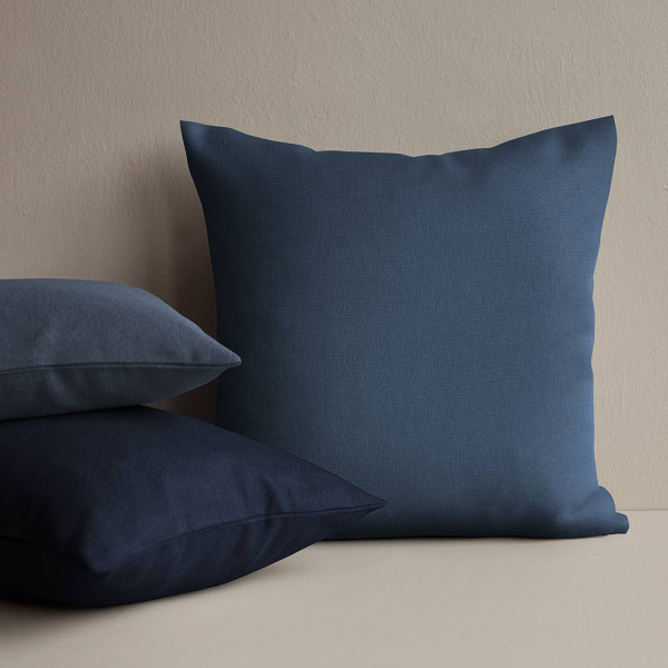 Dunkelblauer Vorhang- und Dekostoff aus hochwertigem Material liegt flach und faltet sich leicht. Der Stoff eignet sich für individuelle Konfektionen nach Kundenwunsch.