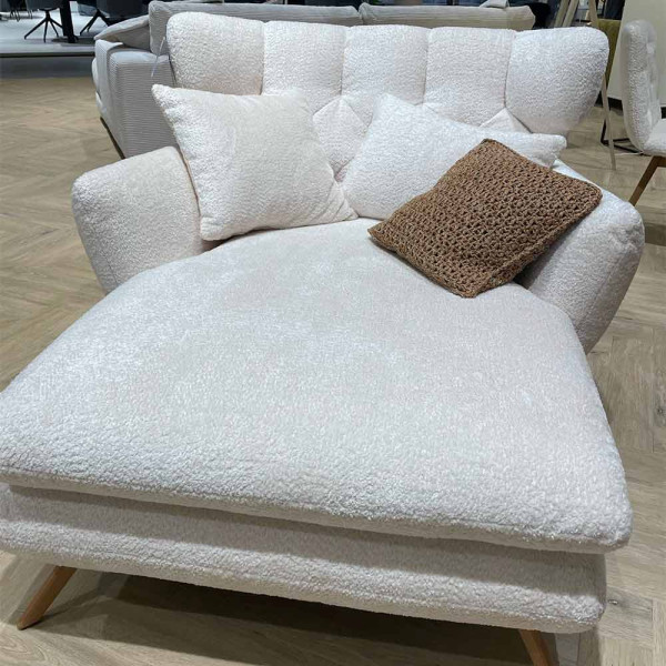 Beiger Sessel mit hellem Polsterbezug und goldenem Gestell. Der Sessel hat eine bequeme, breite Sitzfläche und gepolsterte Rückenlehne für zusätzlichen Komfort.