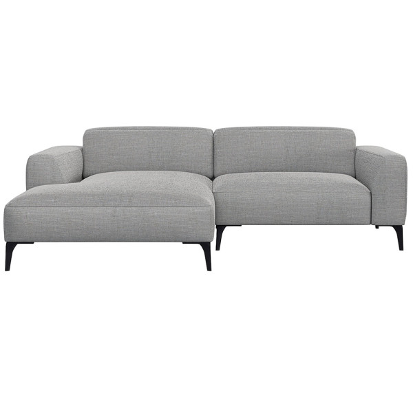 Beige Chaiselongue-Sofa mit klaren Linien und niedrigem Rücken, bestehend aus strapazierfähigem Material. Es bietet eine geräumige Liegefläche und elegante, schwarze Beine.
