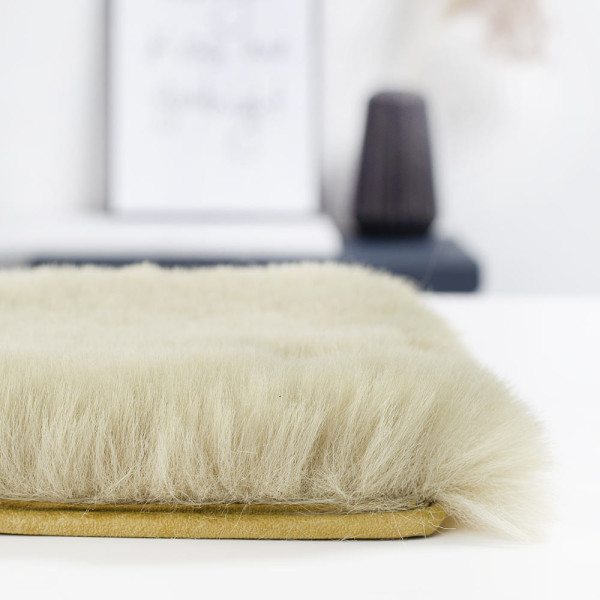 Beiger Hochflorteppich mit weichem Flor liegt auf einer hellen Unterlage. Der Teppich ist speziell für individuelle Maße gefertigt und bietet einen gemütlichen, luxuriösen Look.
