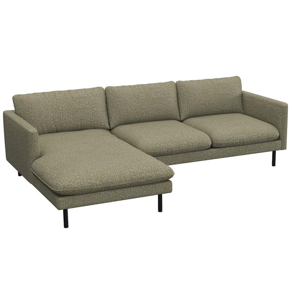 Beige Chaiselongue-Sofa BOLZANO mit drei Rückenkissen und einem seitlichen Liegelement steht auf dünnen schwarzen Füßen. Das Sofa hat eine moderne, schlichte Form und edle Textur.