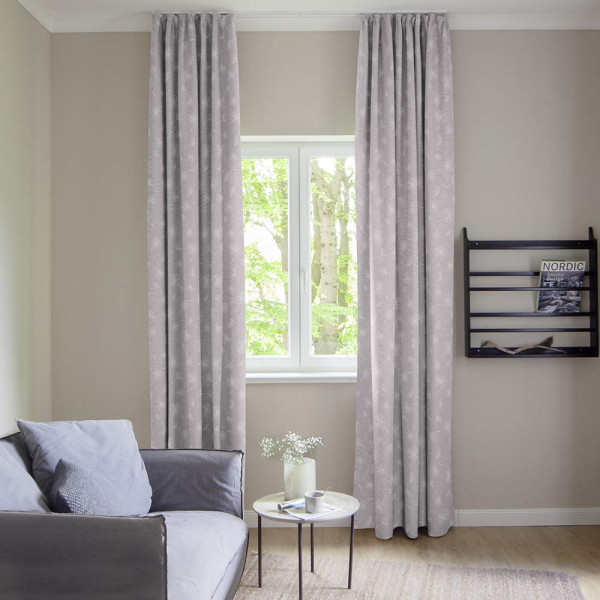 Heller Vorhangstoff in Taupe mit floralem Muster, das aus weißen Pusteblumen besteht. Der Stoff ist blickdicht und kann individuell konfektioniert werden.