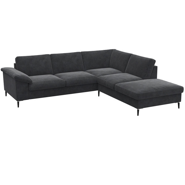 Braunes Ecksofa FIORE mit offenen Enden steht in einem modernen Raum. Es hat eine stilvolle, gepolsterte Oberfläche und schlanke Beine, geeignet für komfortable Sitzgelegenheiten.