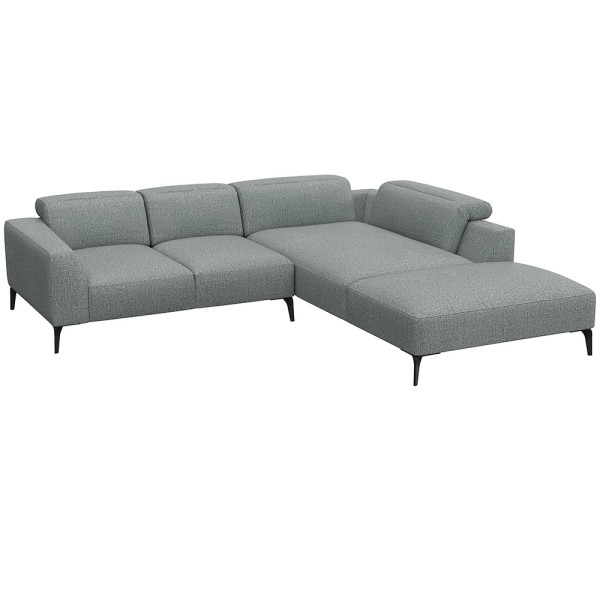Graues Ecksofa aus hochwertigem Material mit offenen Enden und modernen, schlanken Beinen. Es bietet komfortable Sitzfläche und hohe Rückenkissen für optimalen Sitzkomfort.