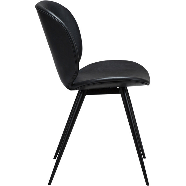 Moderner schwarzer Stuhl aus Kunstleder steht auf drei schlanken Beinen. Die Rückenlehne ist rundlich und harmoniert mit der abgerundeten Sitzfläche.