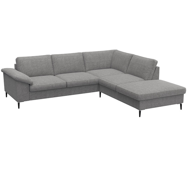 Braunes Ecksofa FIORE mit offenen Enden steht in einem modernen Raum. Es hat eine stilvolle, gepolsterte Oberfläche und schlanke Beine, geeignet für komfortable Sitzgelegenheiten.