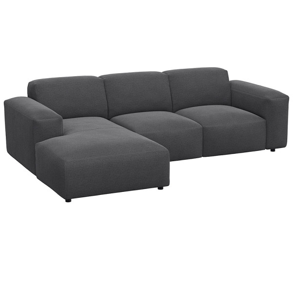 Graues Sofa LUCERA mit Chaiselongue. Es besteht aus hochwertigen Materialien und bietet eine moderne, komfortable Sitzgelegenheit für Wohnzimmer. Das Design ist geradlinig und ansprechend.